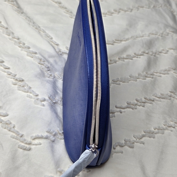 La Mer Blue Cosmetic Bag with Structured Design - Picture 3 of 4